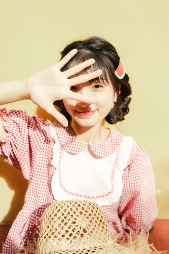 一个小女孩穿着服装 手捂着脸