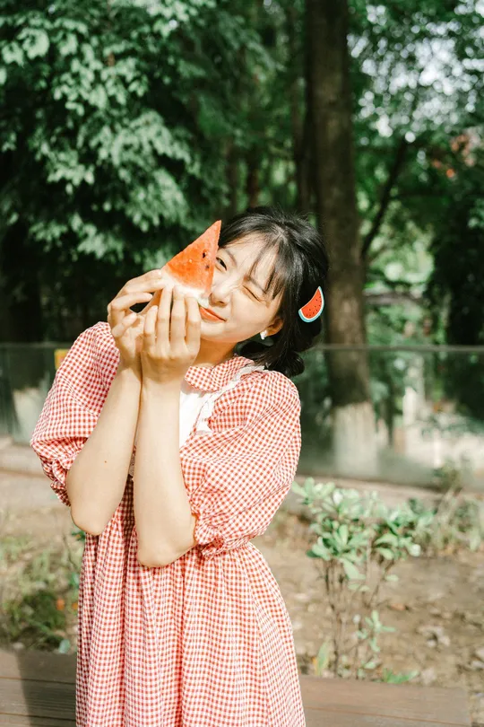 一个小女孩把一只猫举到她脸上