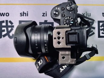 相机 带镜头 在三角架上