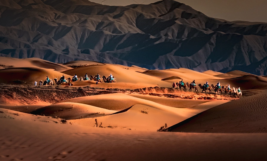 沙漠中骑沙丘的人