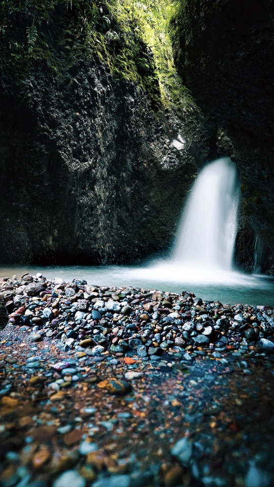 一个小瀑布在洞穴里
