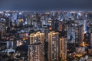 夜晚的城市景观 高大的建筑和摩天大楼在夜空中熠熠生辉。