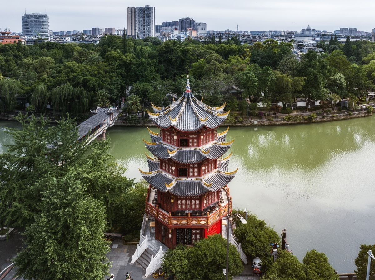 前景有中国寺庙和湖泊 背景有塔和河流。