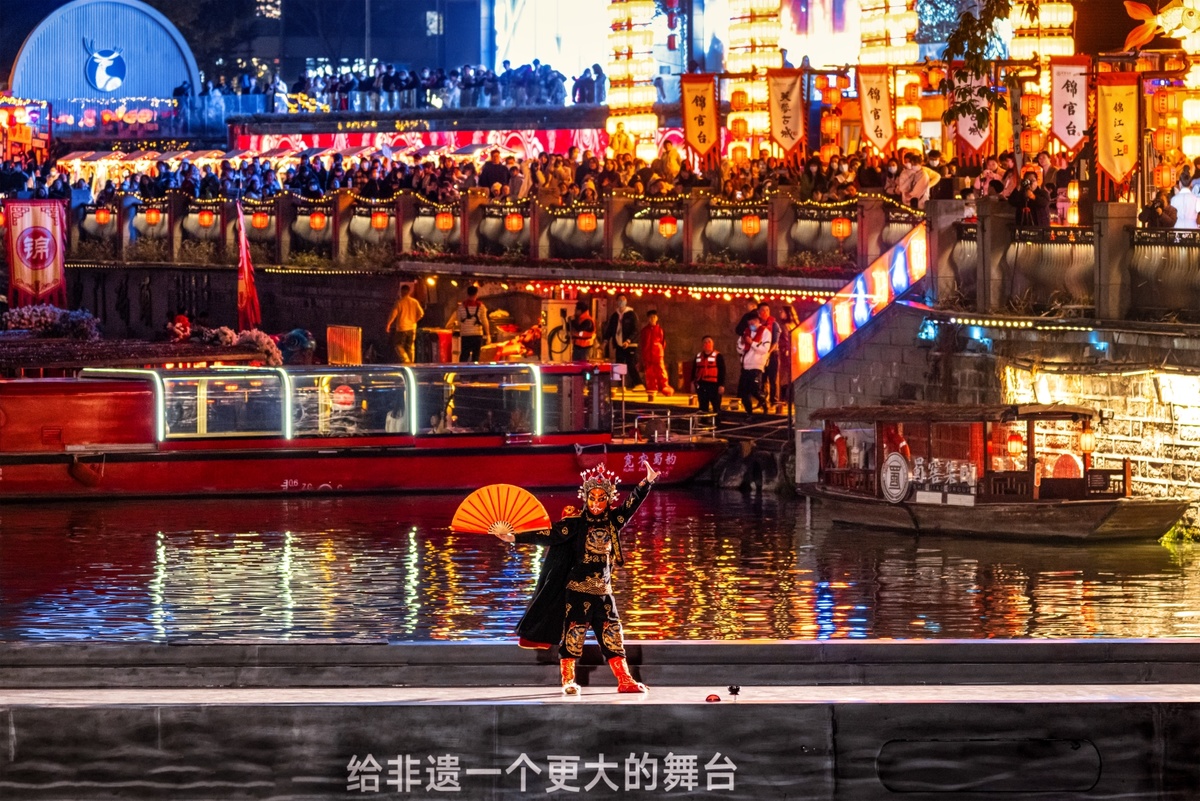 一位女性在夜晚沿着河岸走 带着伞 水中停着船 城市里有人。
