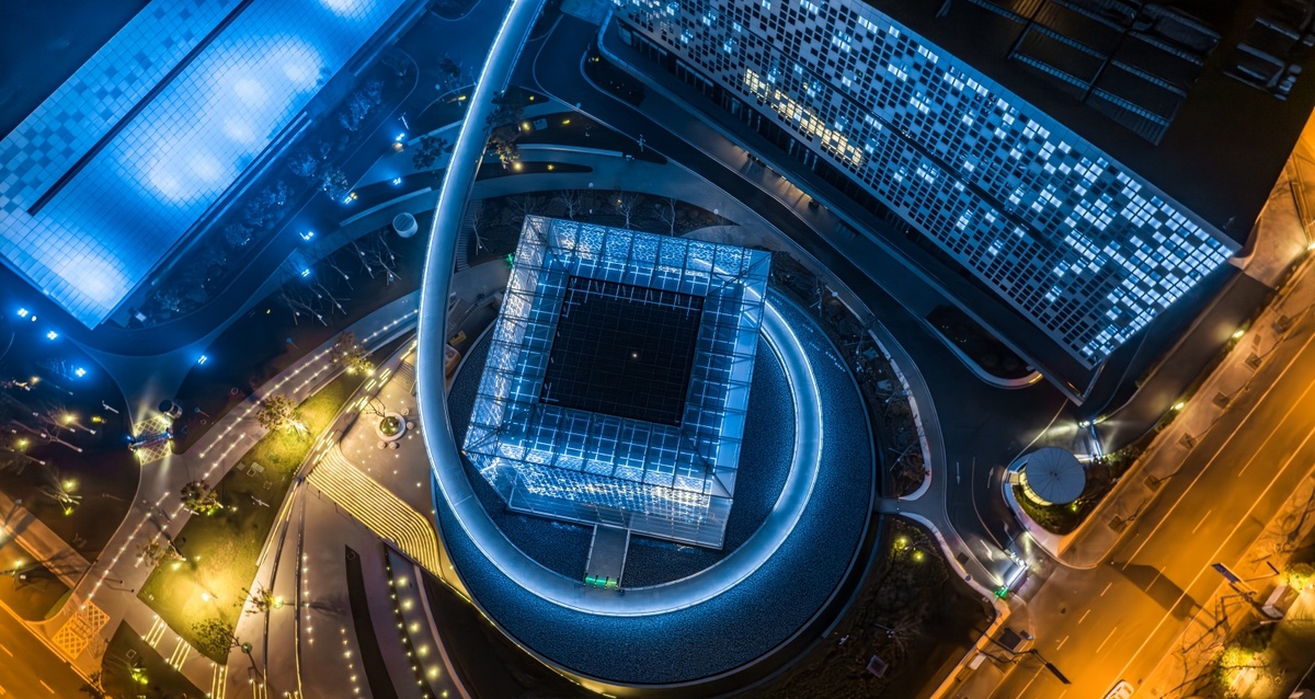 夜晚的城市 aerial view with lights and buildings