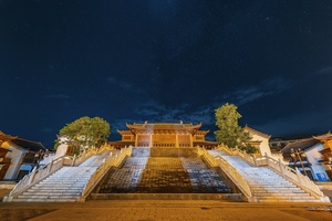 夜晚的寺庙星空下 前景建筑
