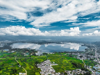 空中视角 绿色景观 湖泊 城市 小镇