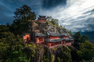 中国悬崖上的一个寺庙