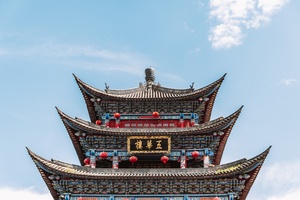 在越南胡志明市 一座中国塔楼的顶部对着蓝天 这座建筑是中国寺庙的一部分。