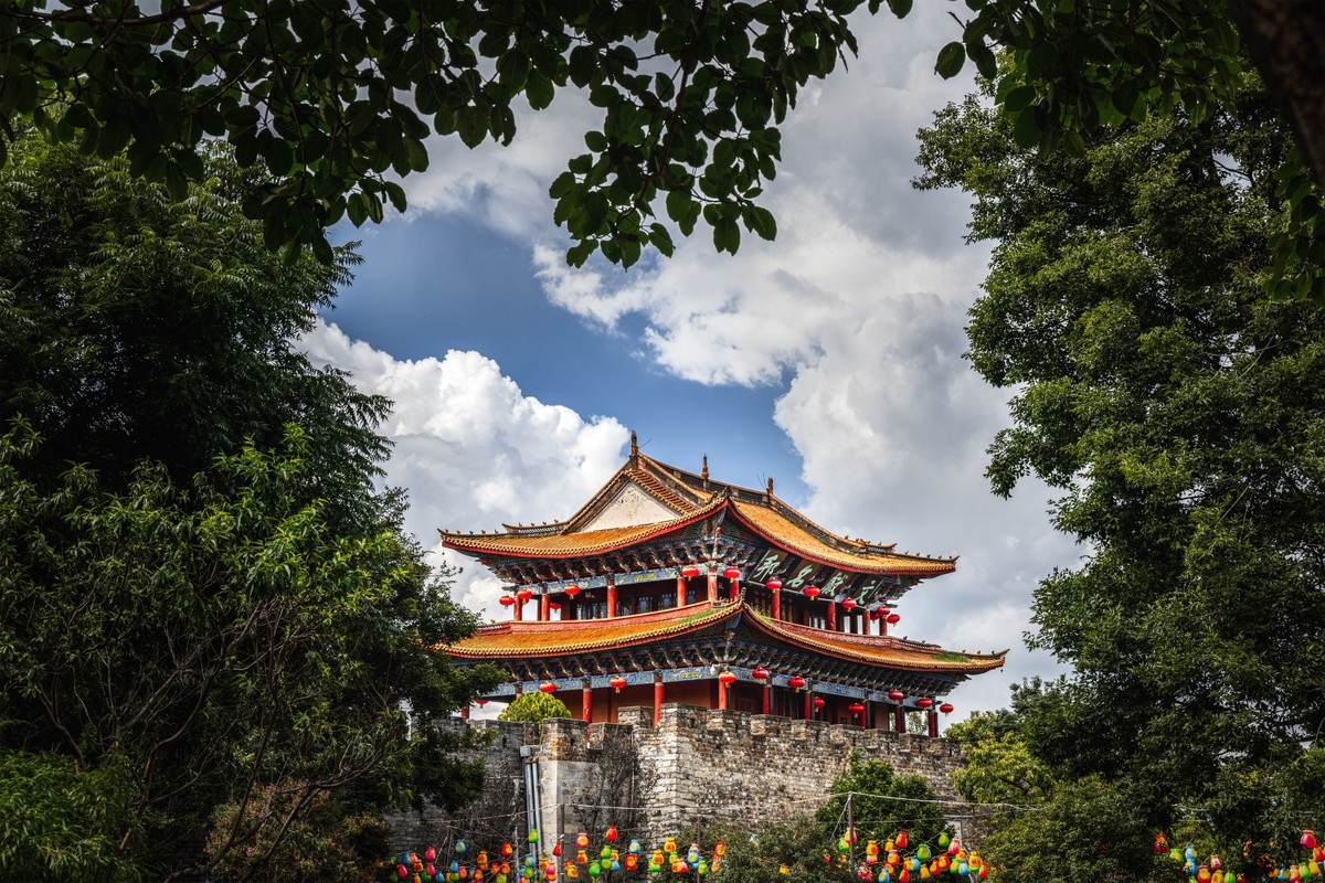 背景中有树木和天空的中国寺庙
