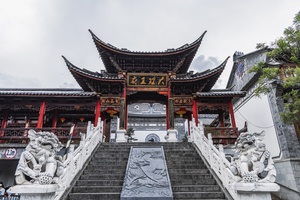 步入中国寺庙的大门