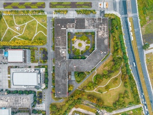 城市中的停车场 aerial photo