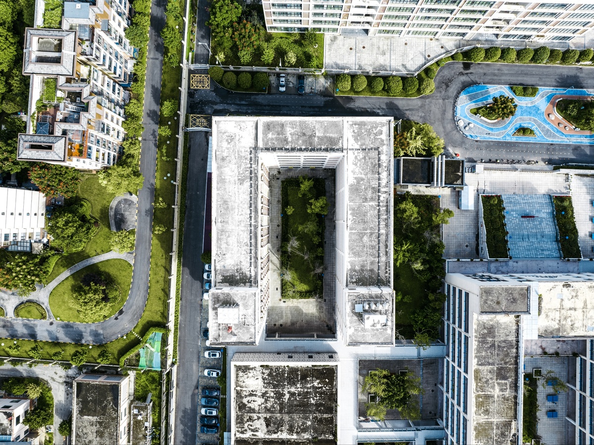 城市 aerial view with green gardens and buildings