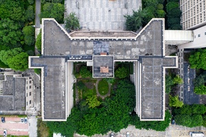 城市中的一所房子的 aerial photo