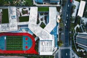 城市中的体育场和足球场的空中视角