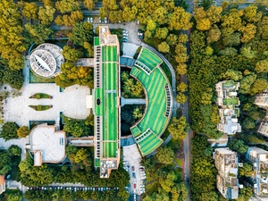 公园被绿树环绕的 aerial photo