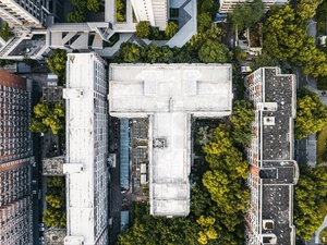 城市区域的空中视图 有绿色的树木和高层建筑
