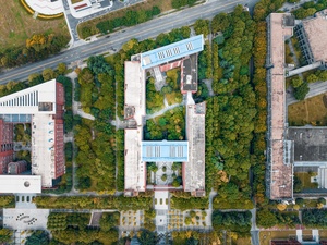 城市中的一个住宅区 aerial photo of a residential area in th