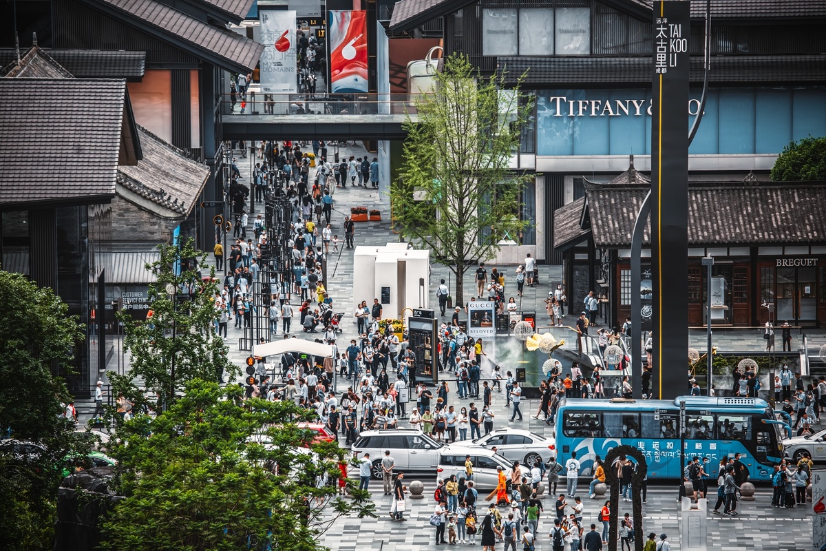 拥挤的城市街道上 人们行走 汽车在街道上行驶。