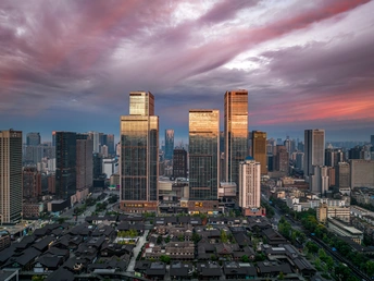 夕阳下城市的 aerial view 天线上有摩天大楼和其他建筑。