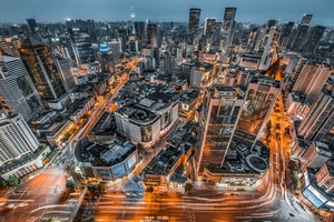 摩天大楼、街道和夜间交通的城市景观