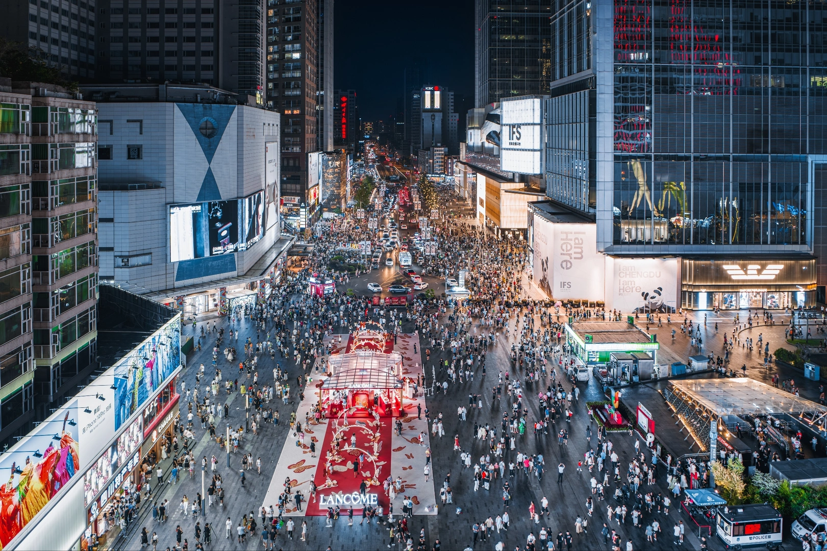 夜晚城市中大量人群过马路