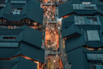 夜晚的城市 aerial view 街道上的人们和建筑物