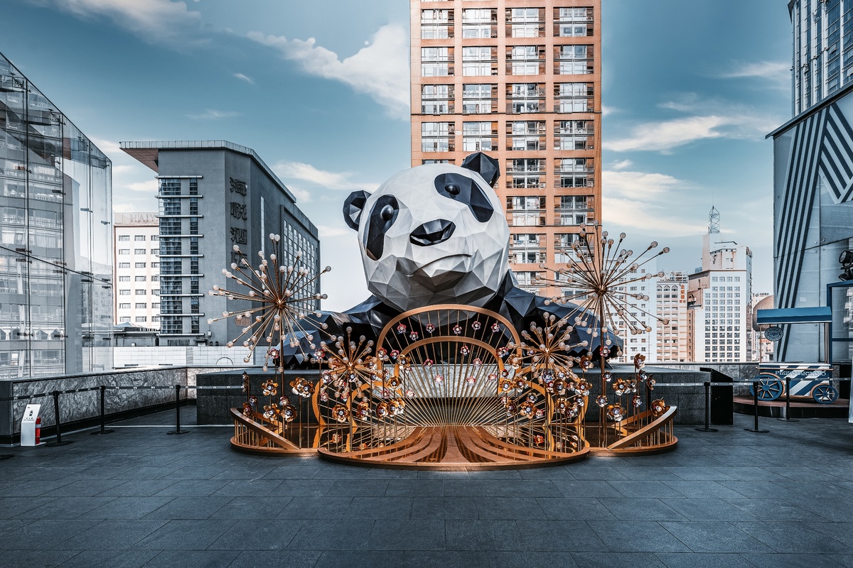 城市中的大熊猫和背景建筑