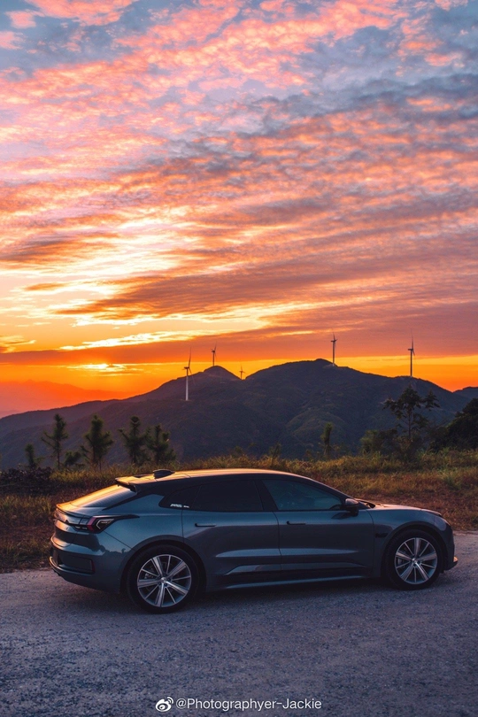 夕阳西下 路边停着一辆车。