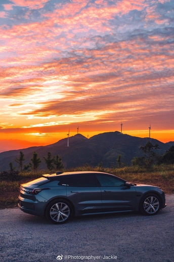 夕阳西下 路边停着一辆车。