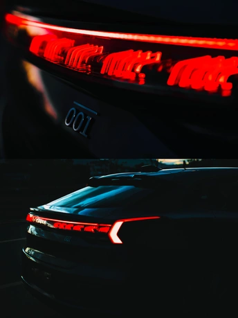 一辆停在红灯前的车