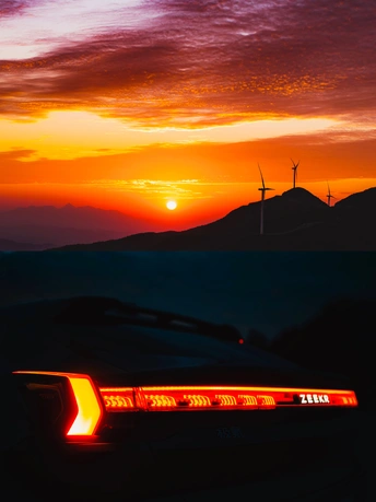 日落时 山丘和风车在夕阳的红色光芒下