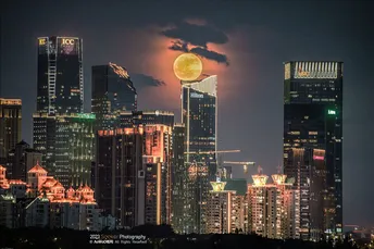 夜晚的大城市 摩天大楼 满月