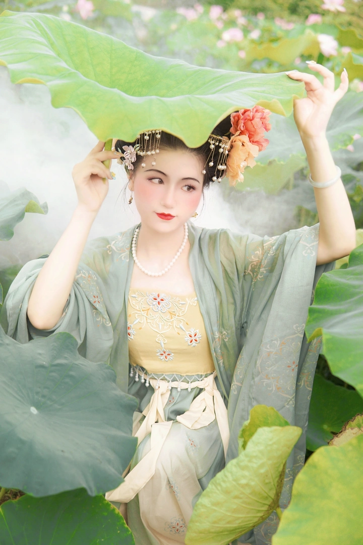 采采荷花满袖香，
花深却忘来时路。
