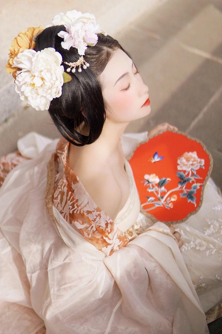 美人既醉，朱颜酡些