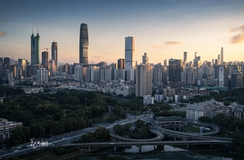 夕阳下的城市 高楼大厦和摩天大楼