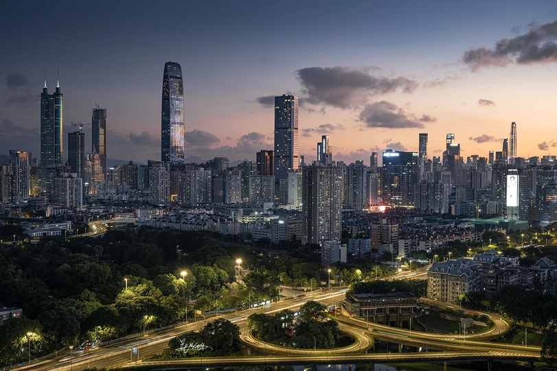 傍晚或日落时的一座城市 摩天大楼在天际线上熠熠生辉。