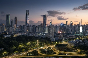 傍晚或日落时的一座城市 摩天大楼在天际线上熠熠生辉。