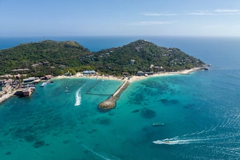 热带岛屿的航拍视角 海洋中的蓝色水域