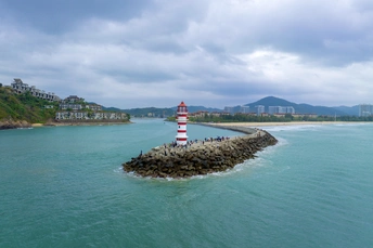 一个小岛上的红白灯塔