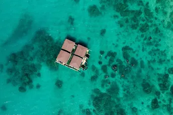 空中俯视 海中央有一座小岛 海水清澈碧蓝。