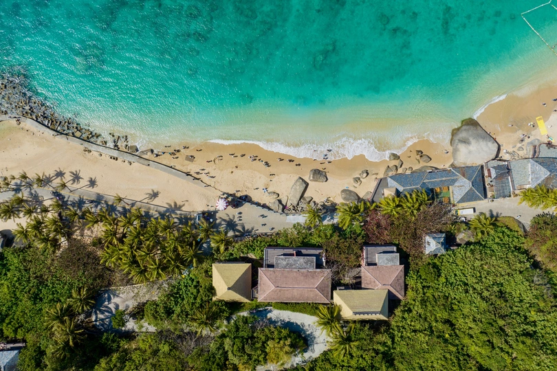 海洋中的岛屿上的房屋的空中视角