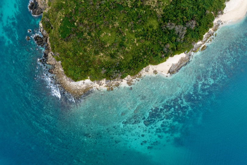 一个小岛 形状像一个心形 被蓝色的水环绕。