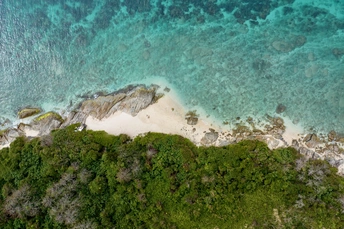 热带岛屿上的白色沙滩和翡翠蓝色的海水 aerial view