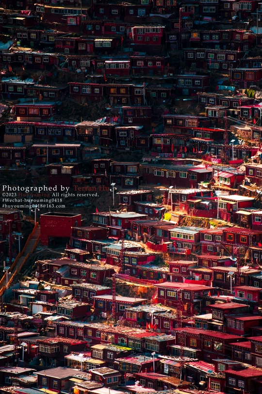 大型贫民窟的鸟瞰图 色彩斑斓的房屋