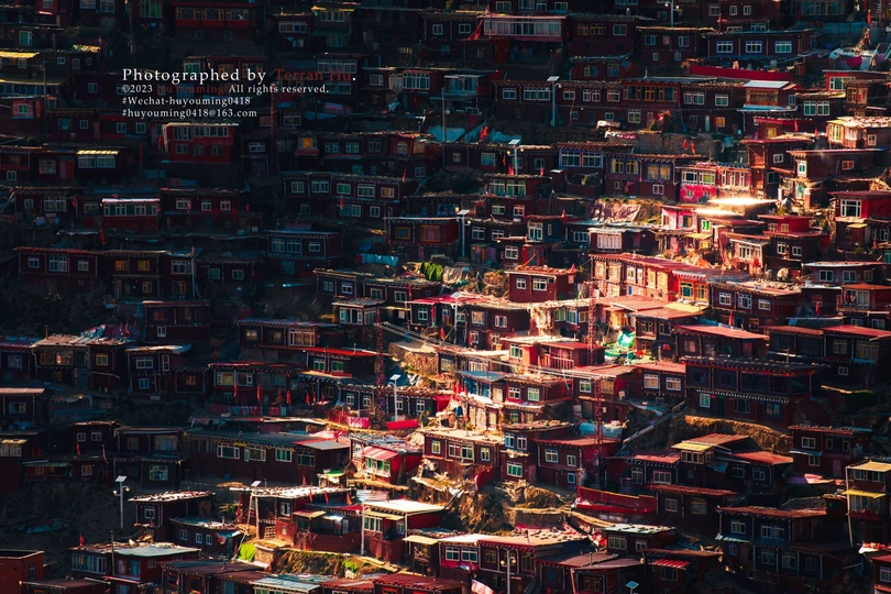 一个位于世界中心的明亮房屋众多的贫民窟