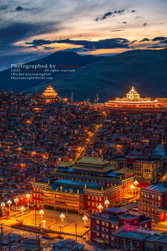 夜晚点亮的城市 背景是山脉。