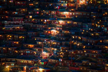 夜晚照亮的多彩房屋的照片