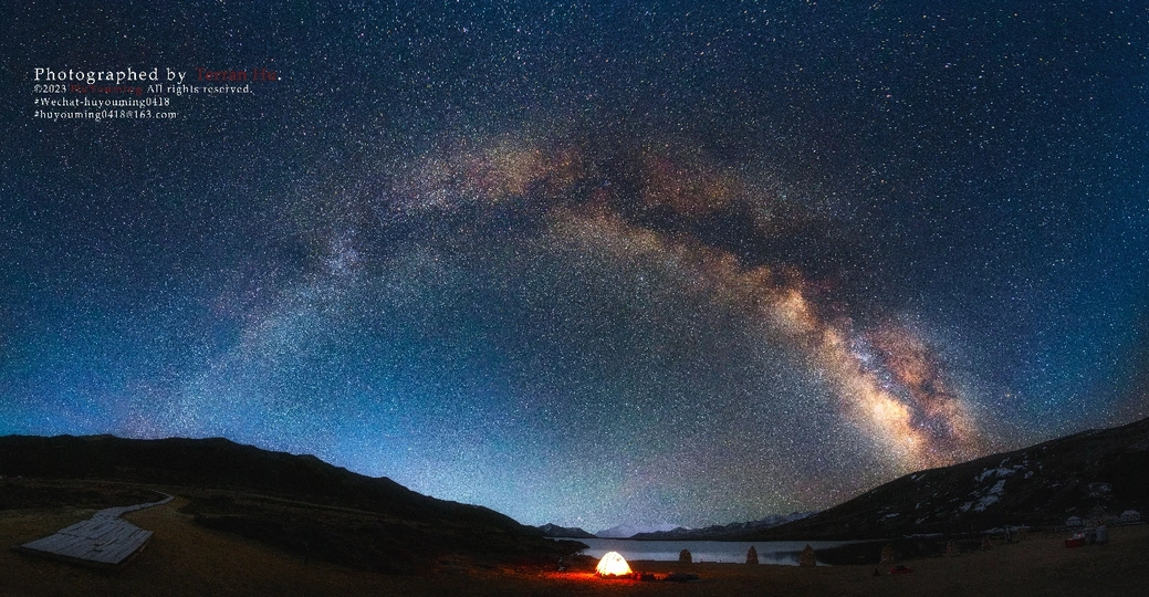 在夜晚的星空下 用篝火和帐篷看仙女座。