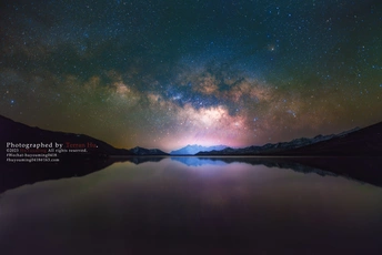 夜晚的湖上有星星在天空中